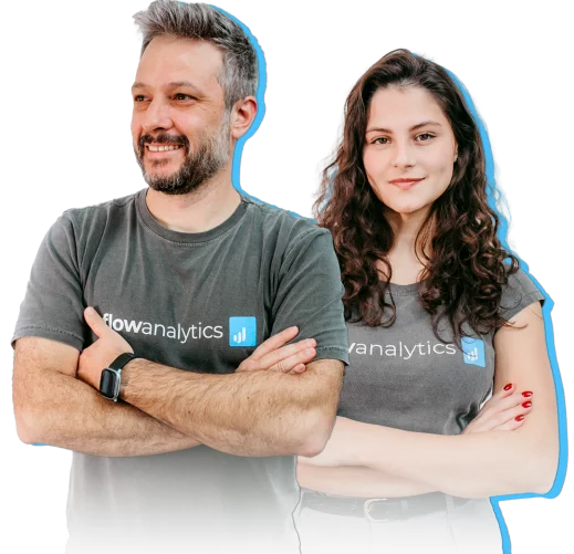 Imagem de duas pessoas com a camisa do Flow Analytics